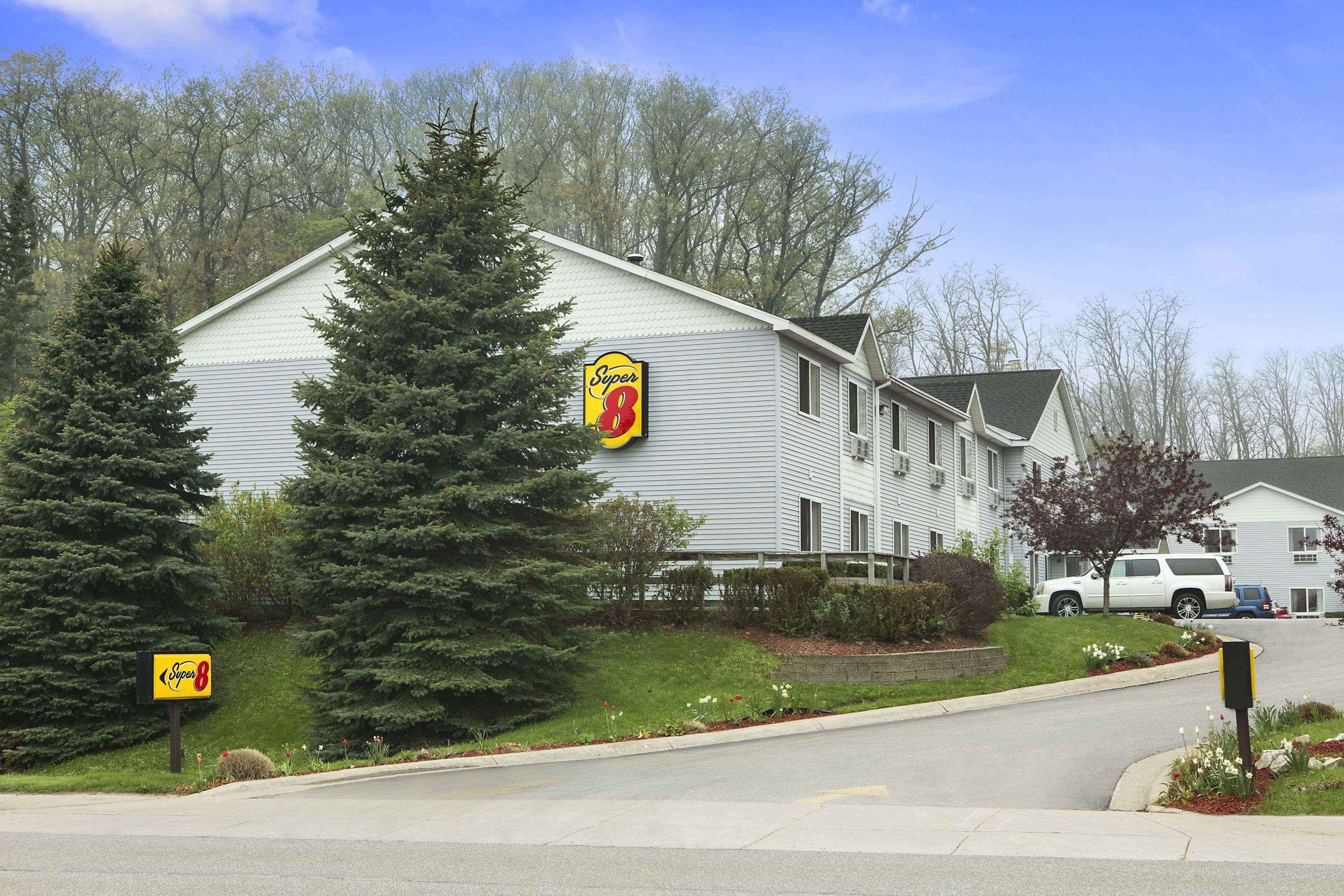 Hotel Super 8 By Wyndham Manistee Exterior foto