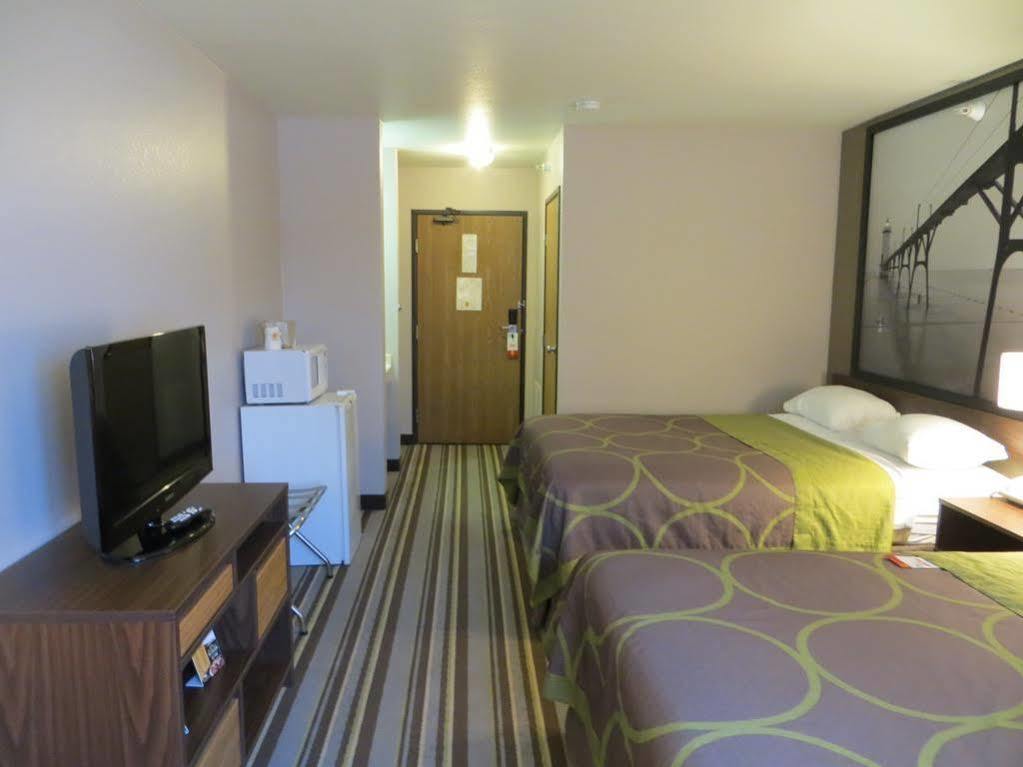 Hotel Super 8 By Wyndham Manistee Exterior foto